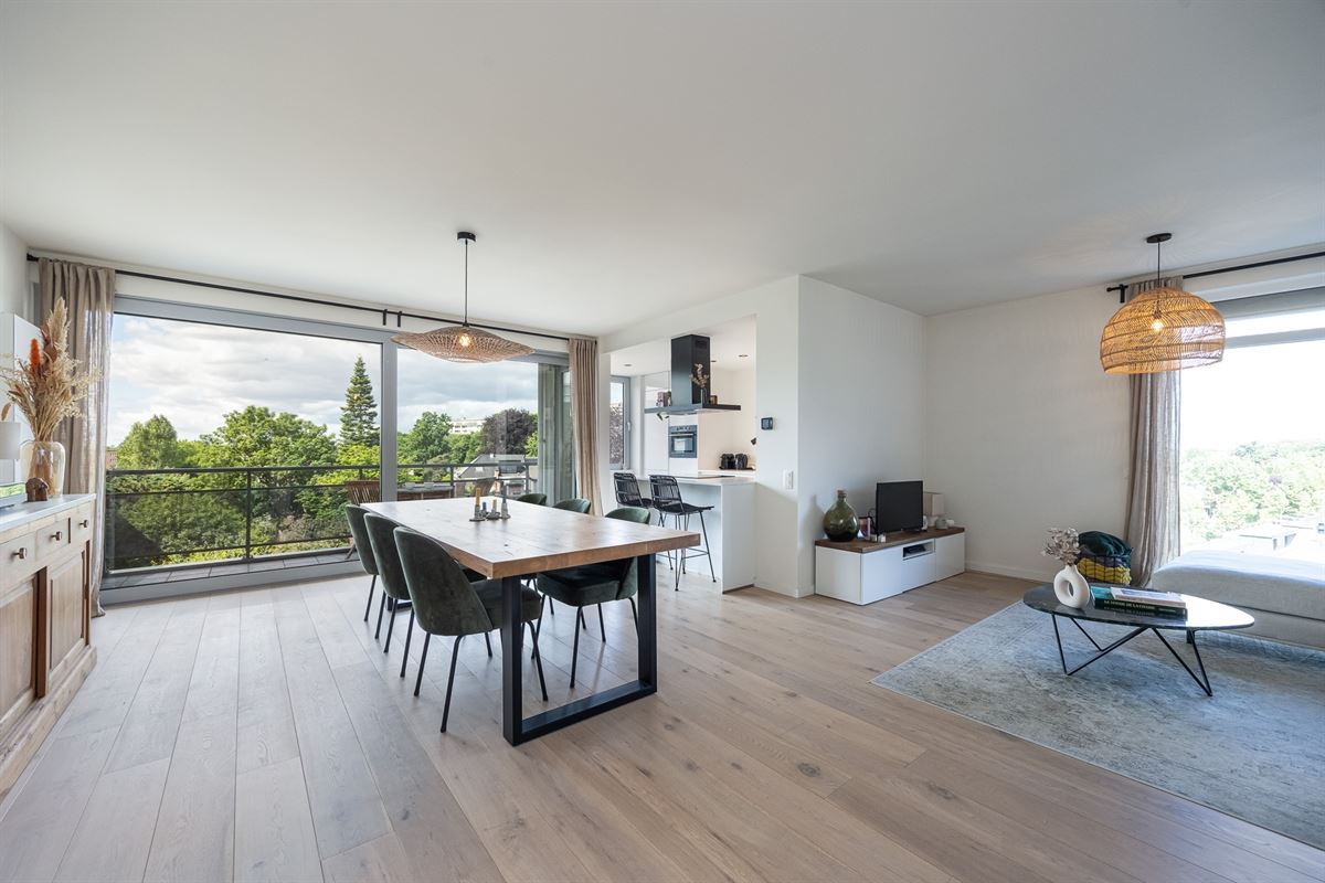 Instapklaar en lichtrijk hoekappartement nabij het Rooi