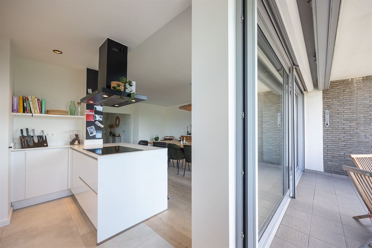 Instapklaar en lichtrijk hoekappartement nabij het Rooi