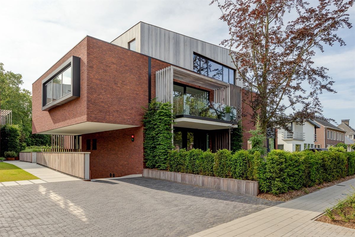 Lichtrijk en luxueus appartement met omvattende tuin