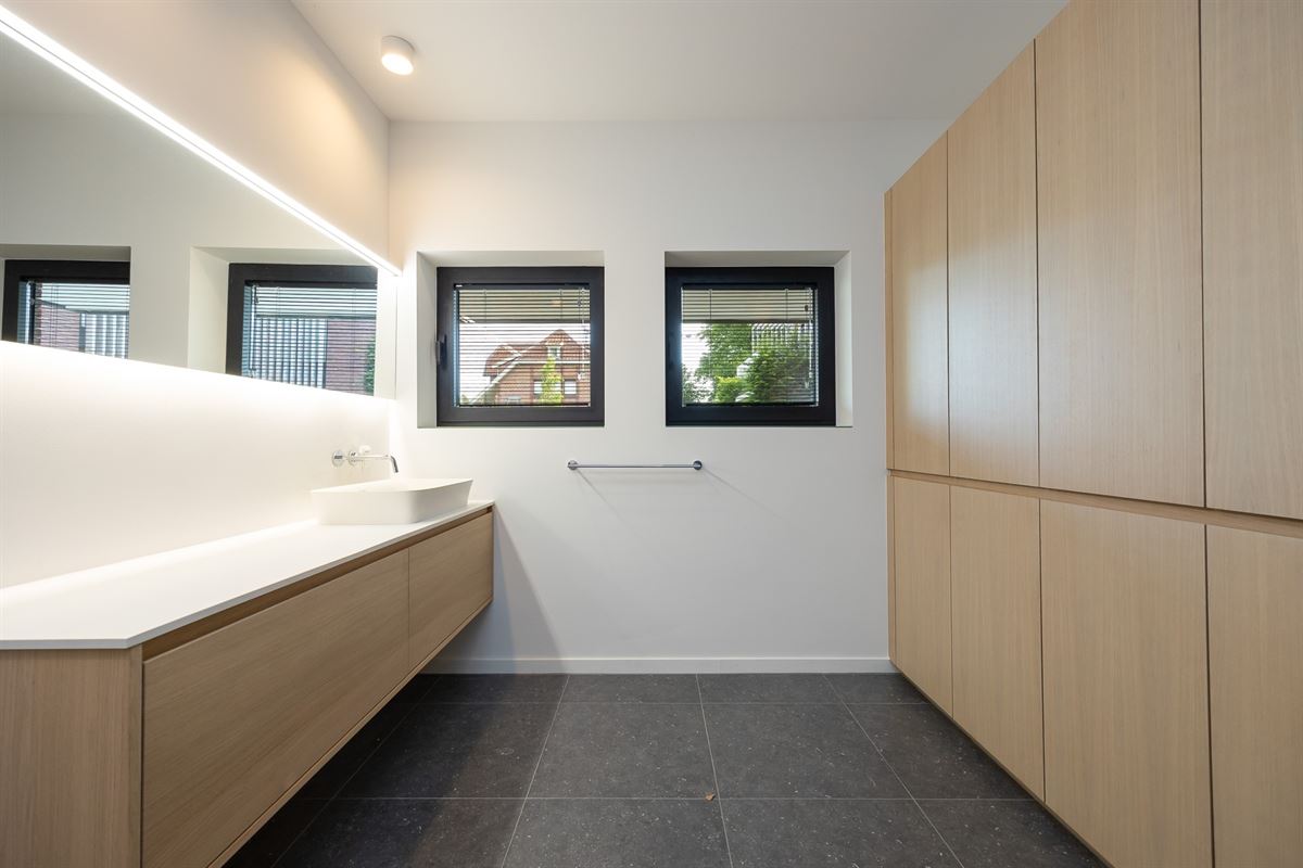 Lichtrijk en luxueus appartement met omvattende tuin