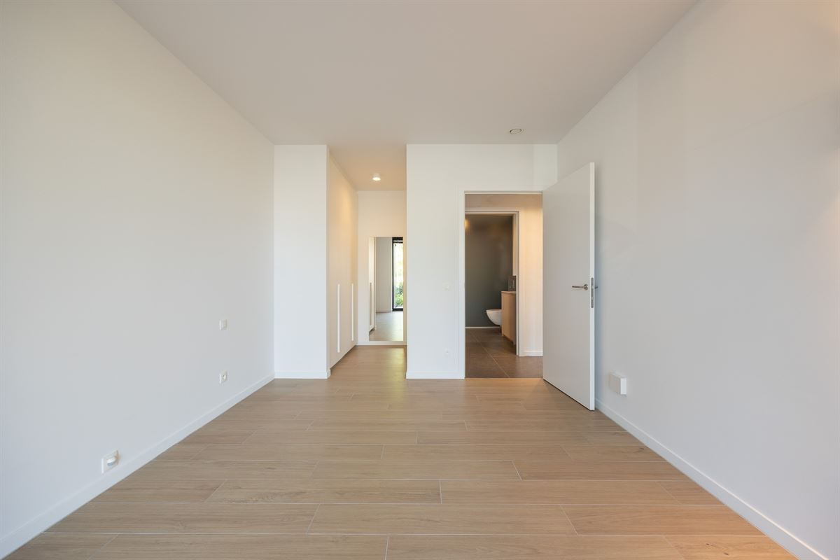 Lichtrijk en luxueus appartement met omvattende tuin