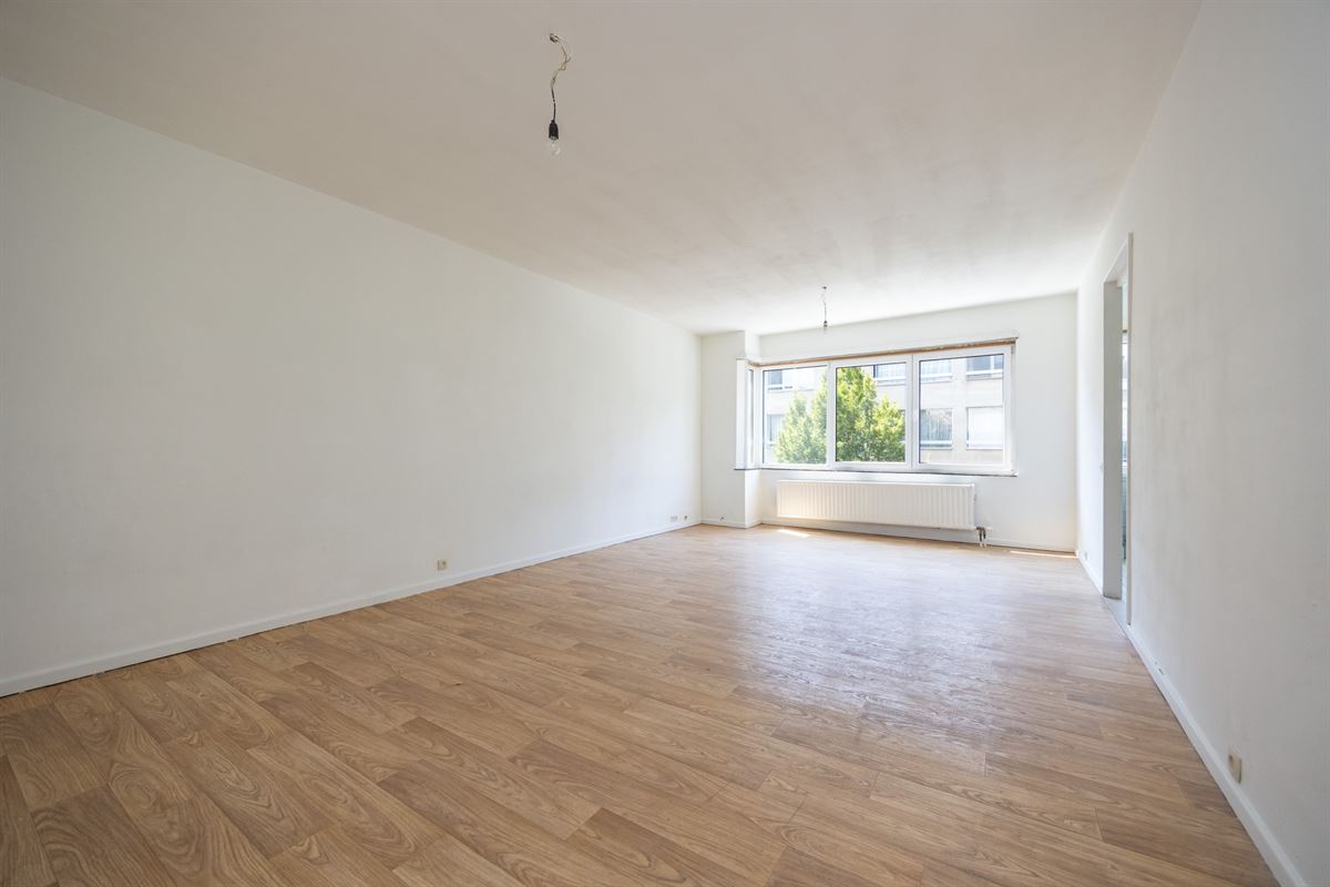 Op te frissen appartement met 2 slaapkamers nabij de Slachthuissite