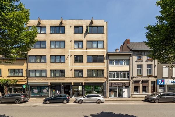 Op te frissen appartement met 2 slaapkamers nabij de Slachthuissite