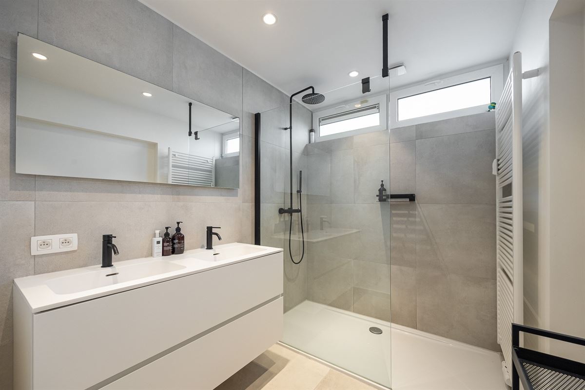 Instapklaar en lichtrijk hoekappartement nabij het Rooi