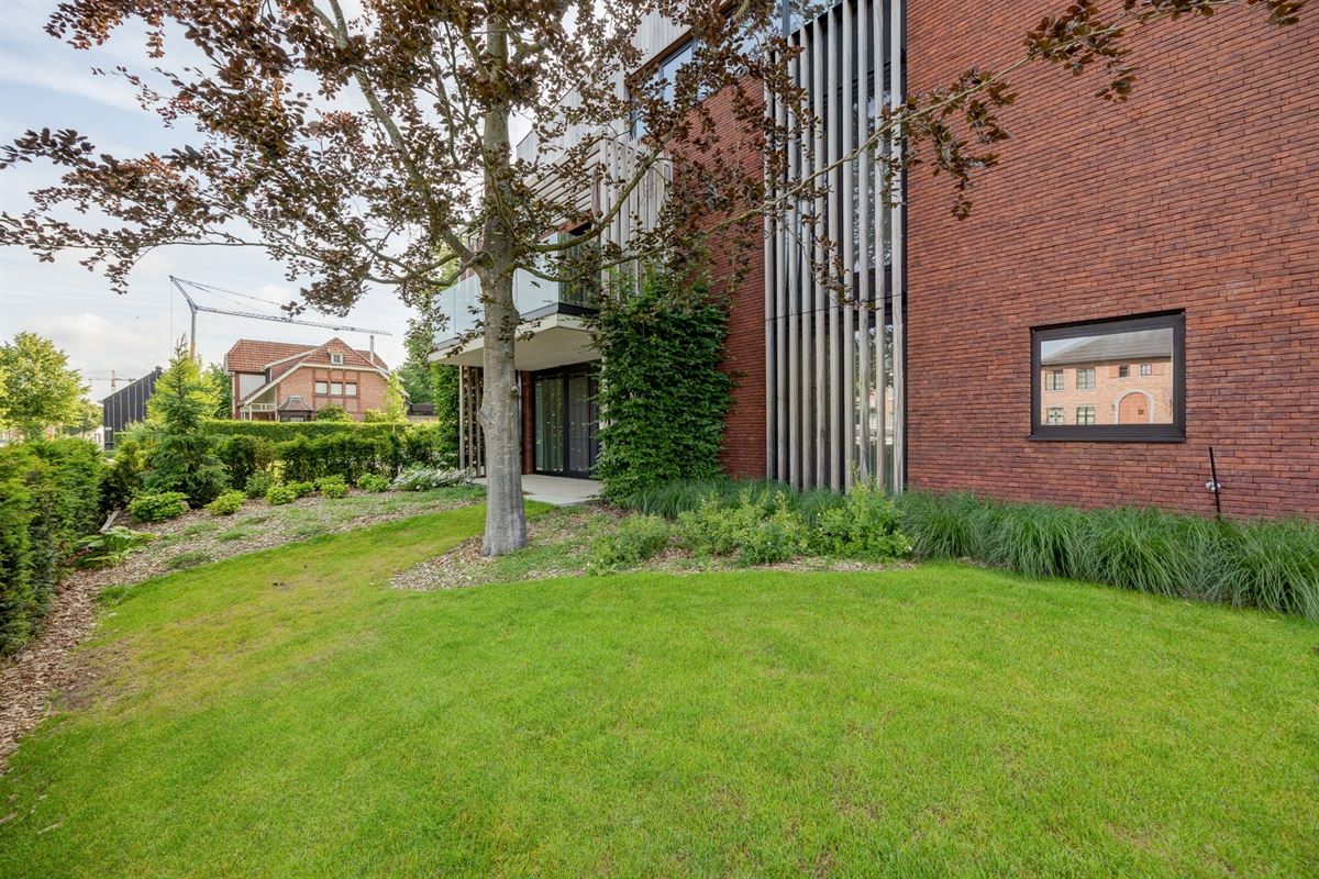 Lichtrijk en luxueus appartement met omvattende tuin