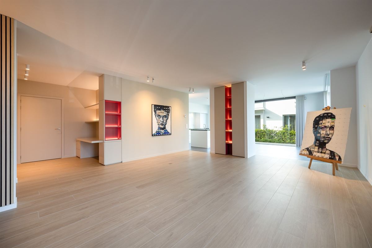 Lichtrijk en luxueus appartement met omvattende tuin