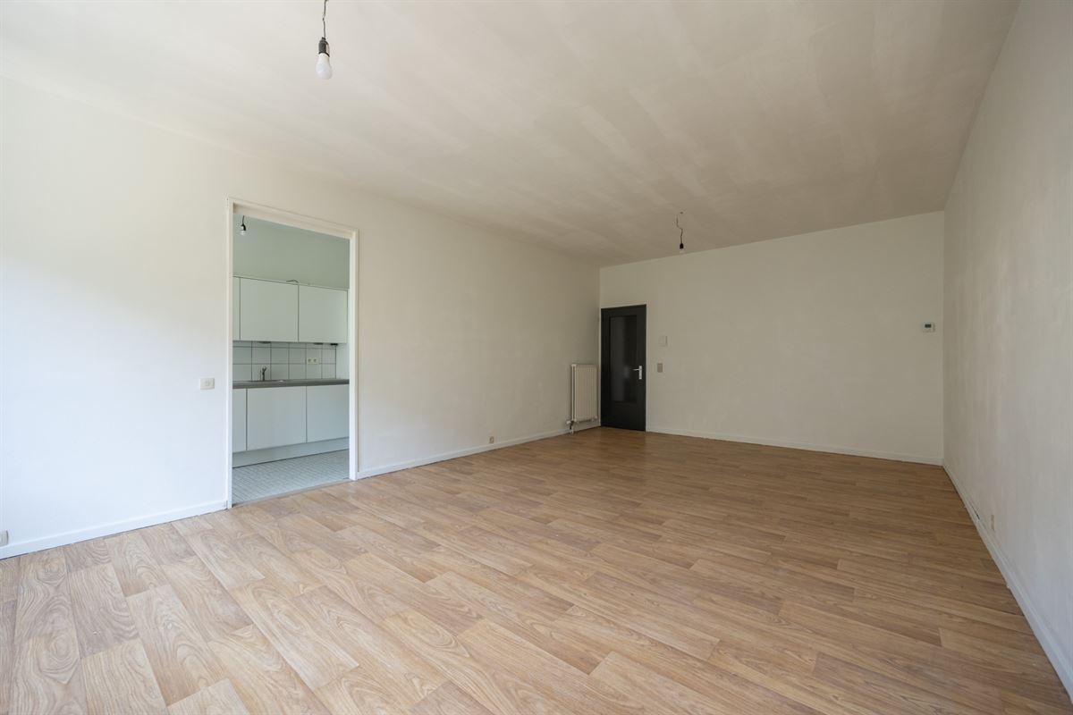 Op te frissen appartement met 2 slaapkamers nabij de Slachthuissite