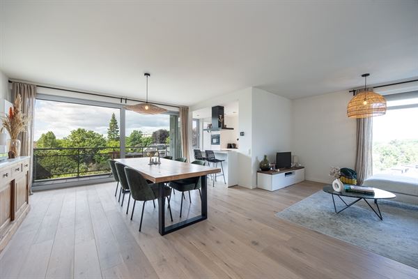 Instapklaar en lichtrijk hoekappartement nabij het Rooi