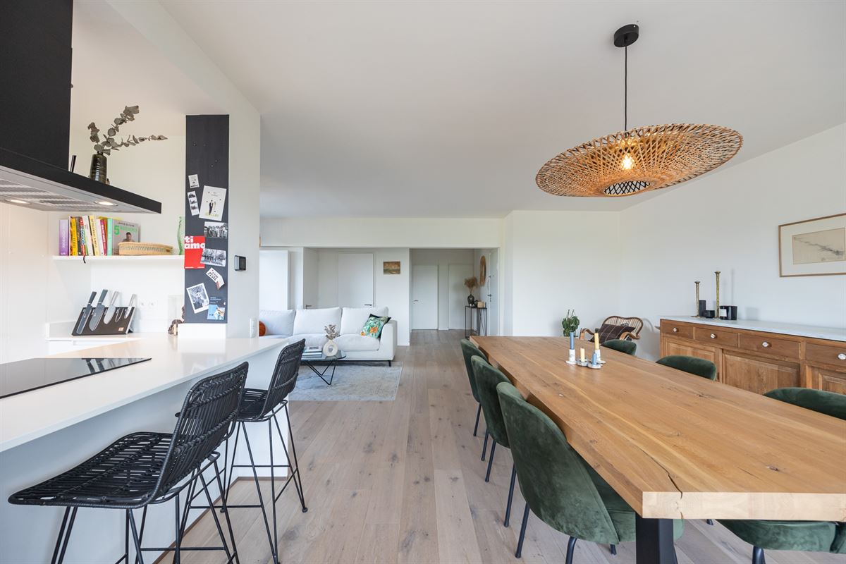 Instapklaar en lichtrijk hoekappartement nabij het Rooi