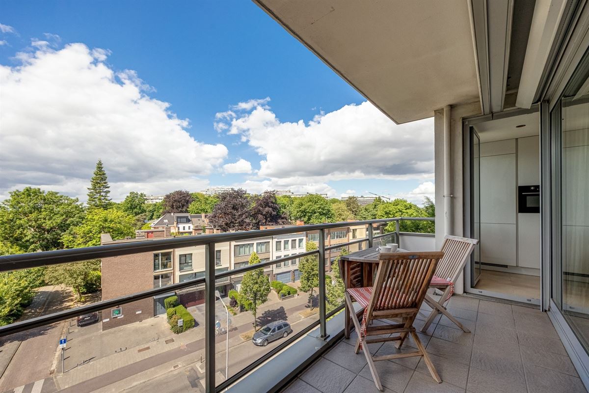 Instapklaar en lichtrijk hoekappartement nabij het Rooi