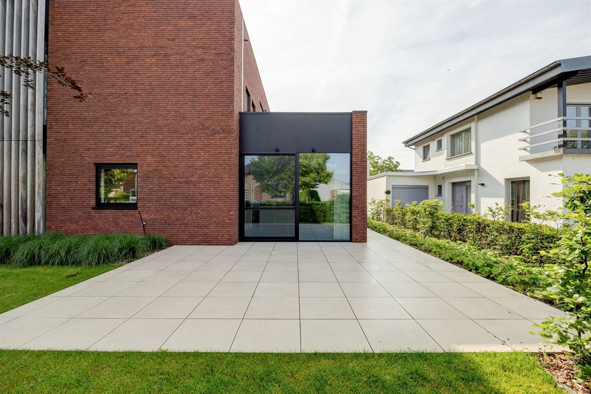 Lichtrijk en luxueus appartement met omvattende tuin