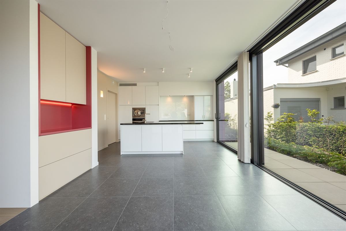 Lichtrijk en luxueus appartement met omvattende tuin