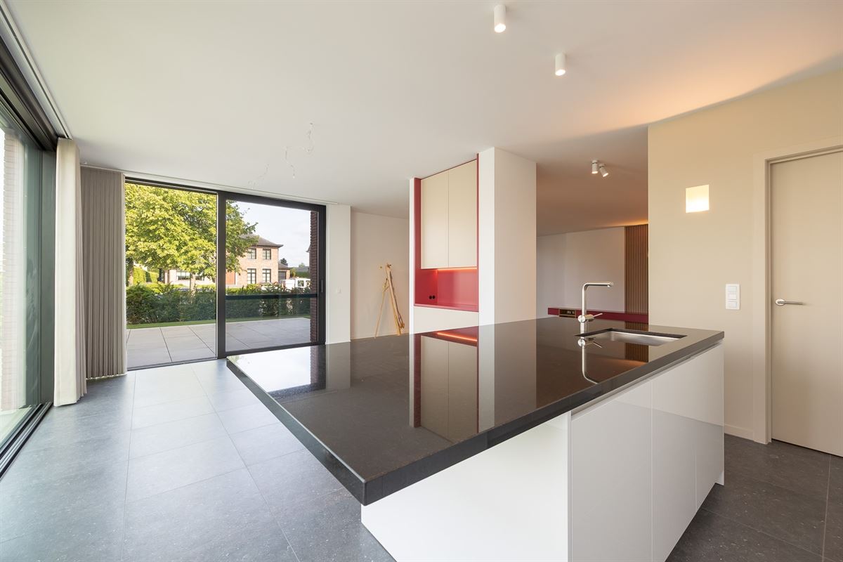 Lichtrijk en luxueus appartement met omvattende tuin