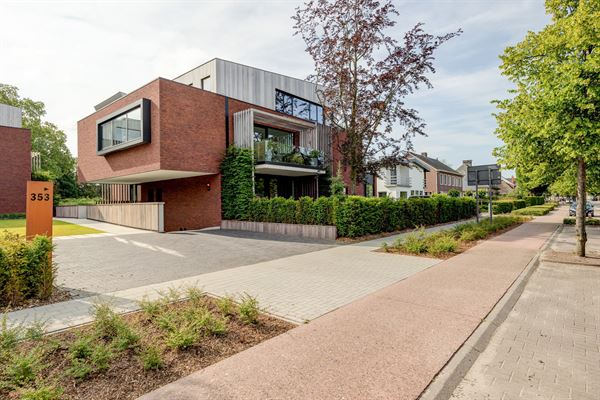 Lichtrijk en luxueus appartement met omvattende tuin