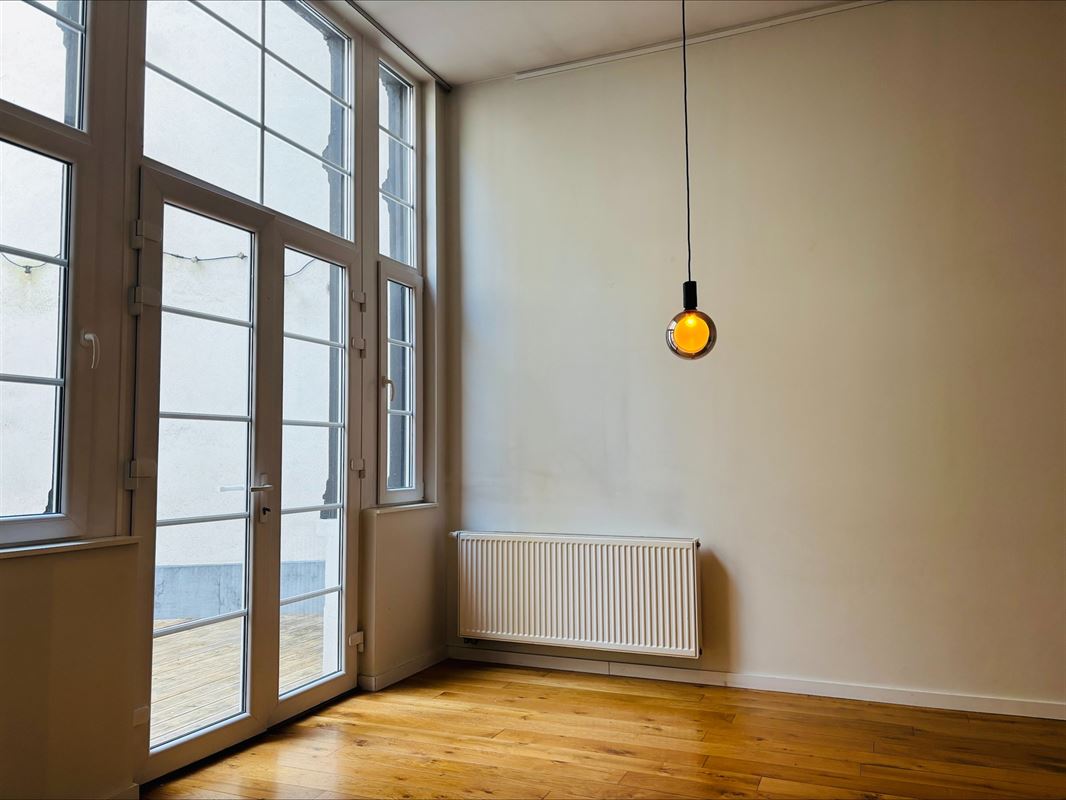 Karaktervol en lichtrijk 1-slaapkamerappartement met ruim terras op toplocatie!