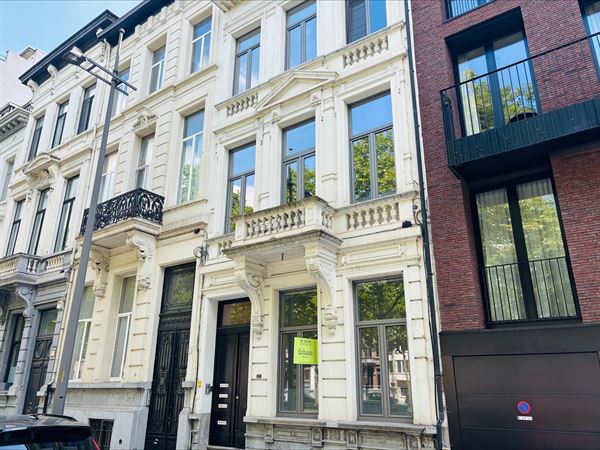 Karaktervol en lichtrijk 1-slaapkamerappartement met ruim terras op toplocatie!