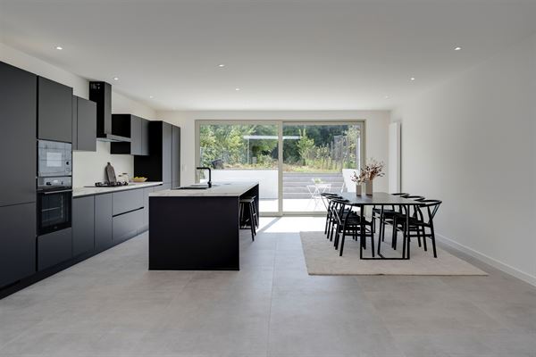 Instapklare eengezinswoning met zonnige tuin omringd door rust