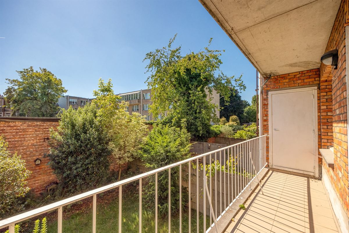 Op te frissen appartement met zuidgericht terras