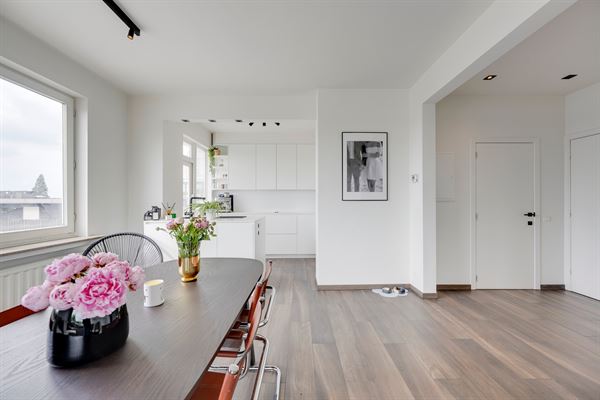 Lichtovergoten hoekappartement inclusief garagebox