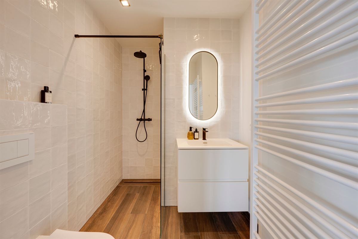 Lichtovergoten hoekappartement inclusief garagebox