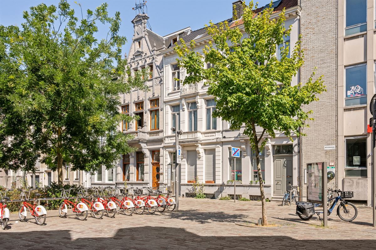 Statige neo-classicistische herenwoning met idyllische tuin