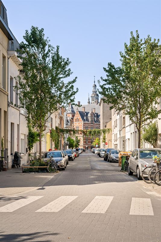 Statige neo-classicistische herenwoning met idyllische tuin