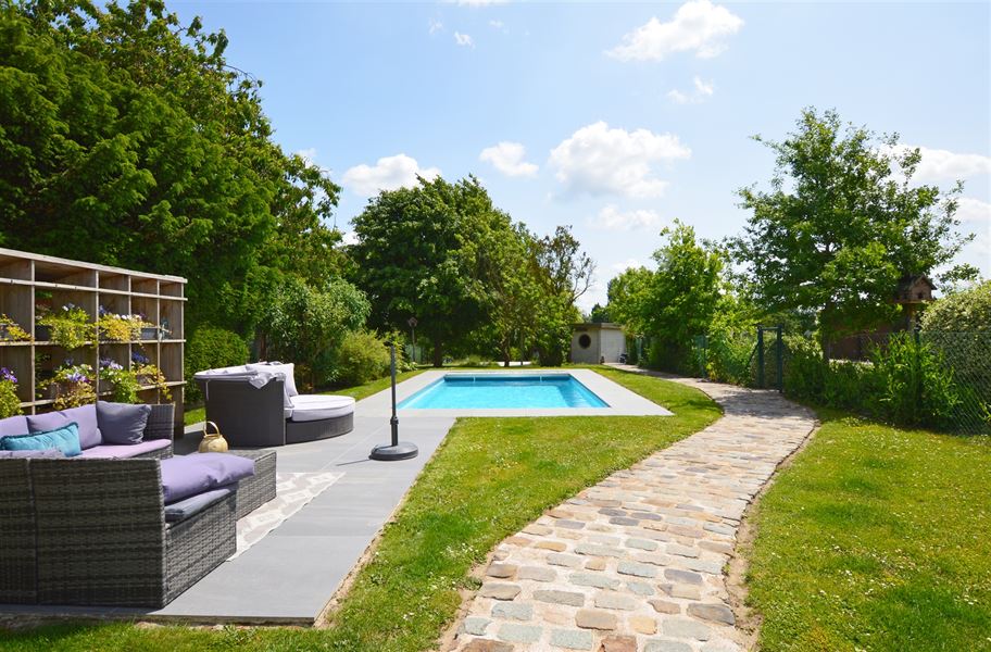 Maison villageoise avec piscine