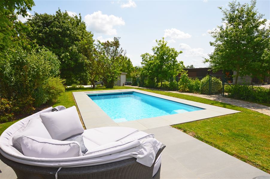 Maison villageoise avec piscine