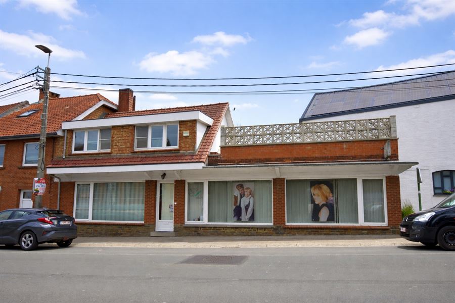 Maison avec salon de coiffure