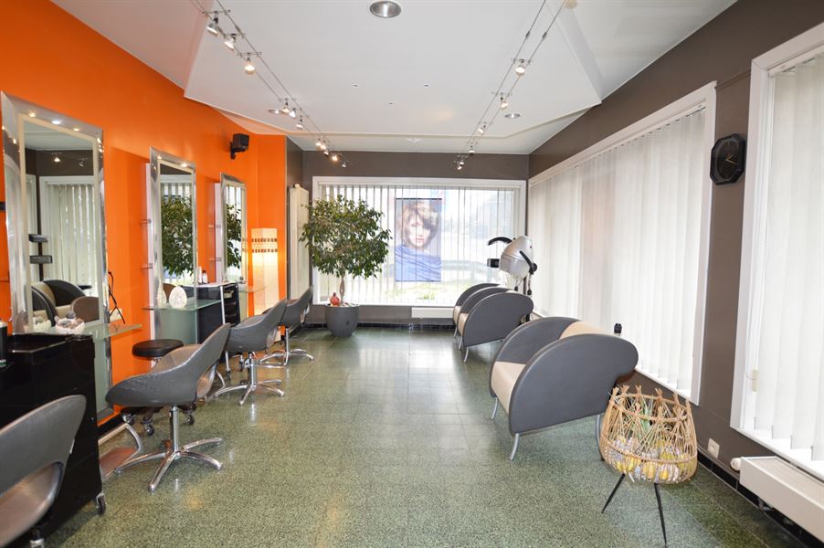 Maison avec salon de coiffure