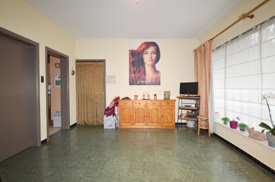Maison avec salon de coiffure