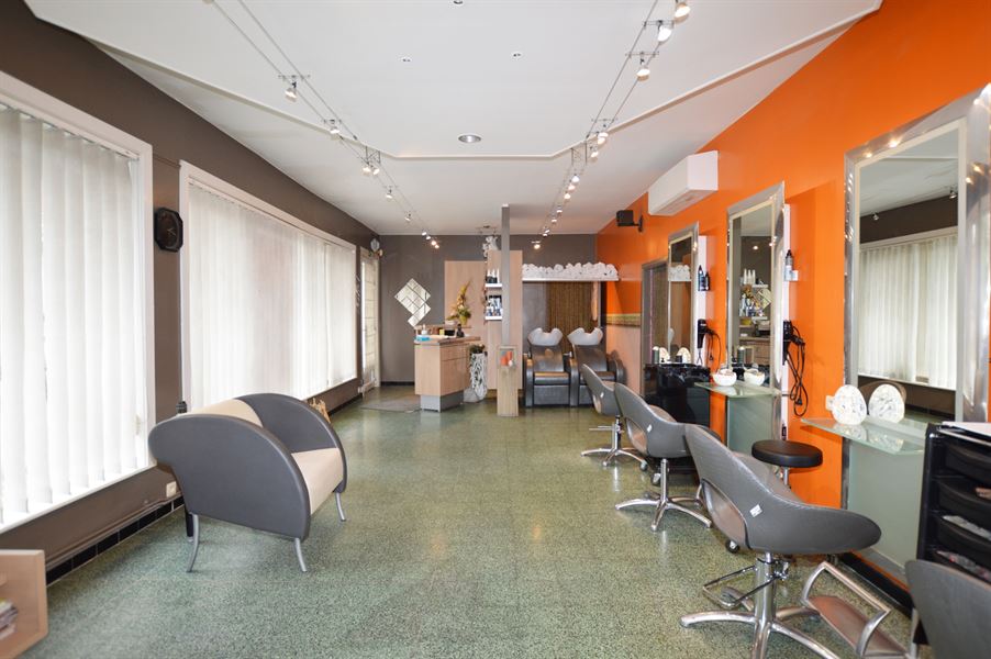 Maison avec salon de coiffure