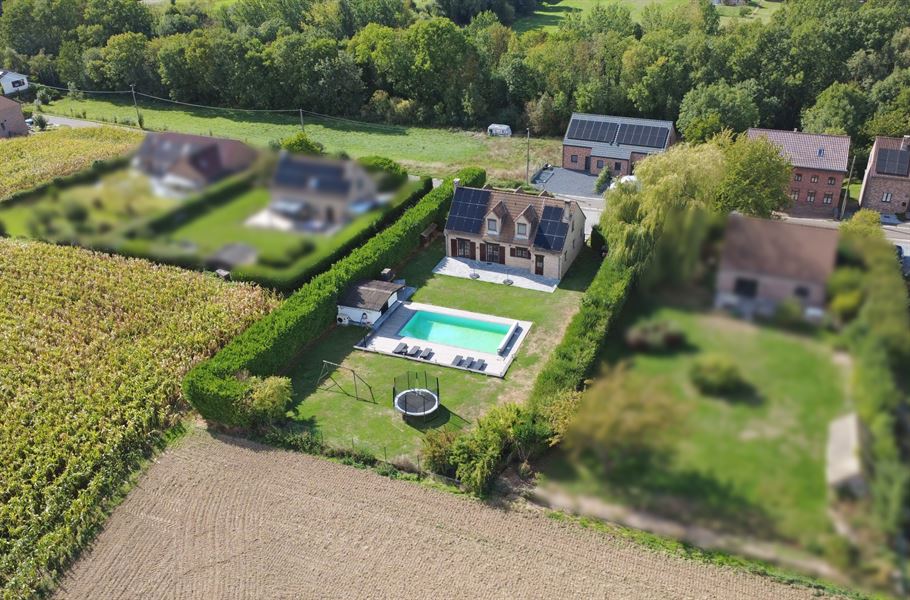 Spacieuse villa avec piscine
