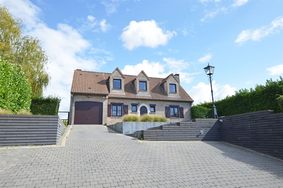 Spacieuse villa avec piscine