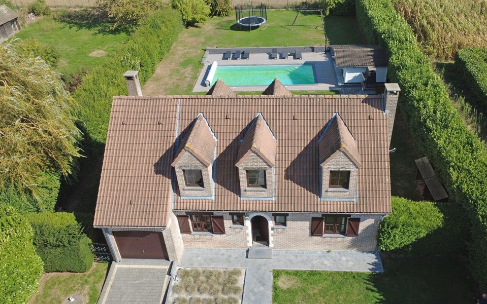 Spacieuse villa avec piscine