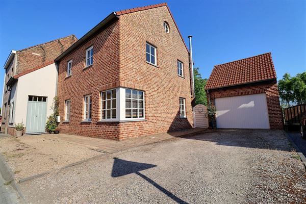 Jolie maison semi-mitoyenne avec garage