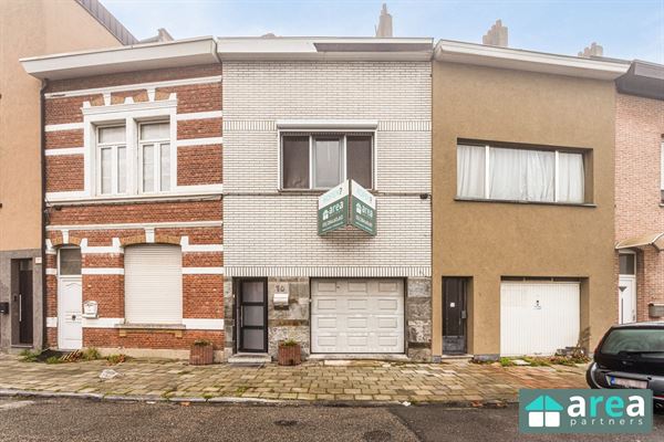 VERKOCHT - Ruime woning met 4 slpk koer en garage!