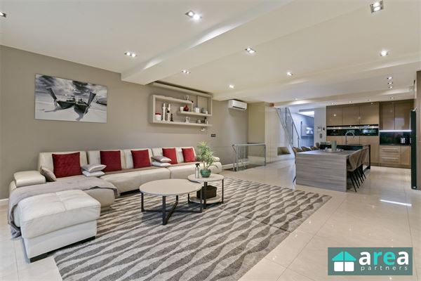 Appartementsgebouw bestaande uit een Loft + kantoor en 3 appartementen .