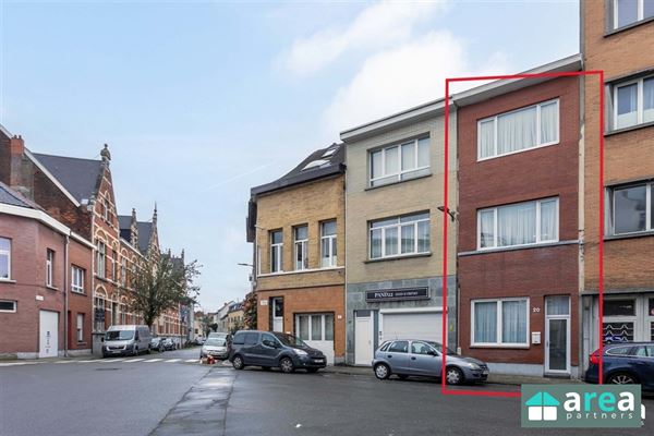 VERKOCHT! - Te renoveren woning met 3 slaapkamers in bruisende buurt!
