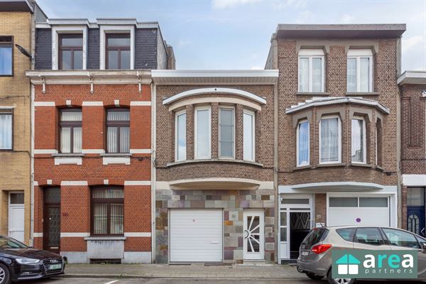 WONING MET GARAGE, DRIE SLAAPKAMERS EN RUIME TUIN