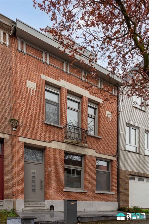 RUIME, VOLLEDIG GERENOVEERDE BURGERWONING