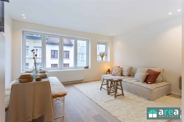 VERKOCHT! - Totaal gerenoveerd 2 slpk app met terras in bruisende buurt!