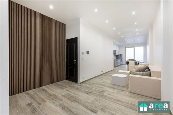 VERKOCHT! - Volledig gerenoveerd met 3 slaapkamers en stadskoer!