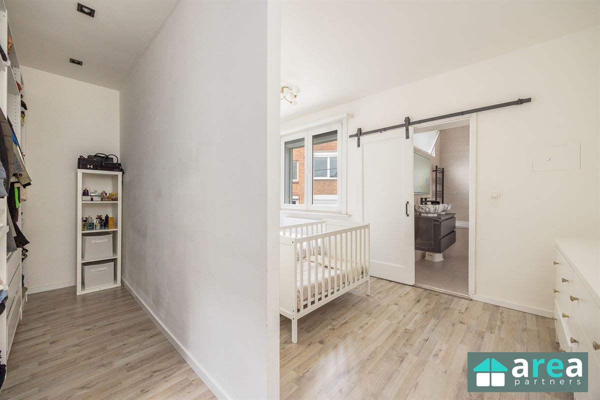 IN OPTIE! - Gerenoveerde woning met 2slpk en stadskoer!