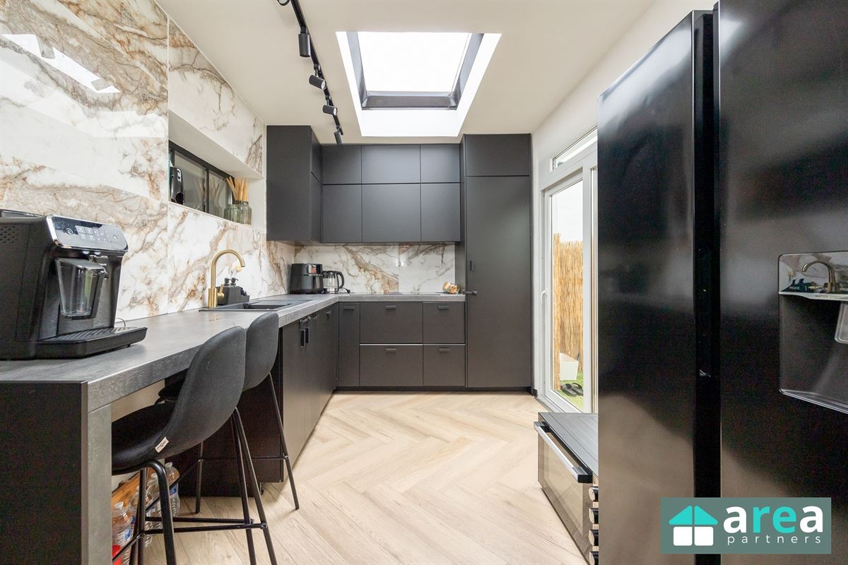 IN OPTIE! - Gerenoveerde woning met 2slpk en stadskoer!