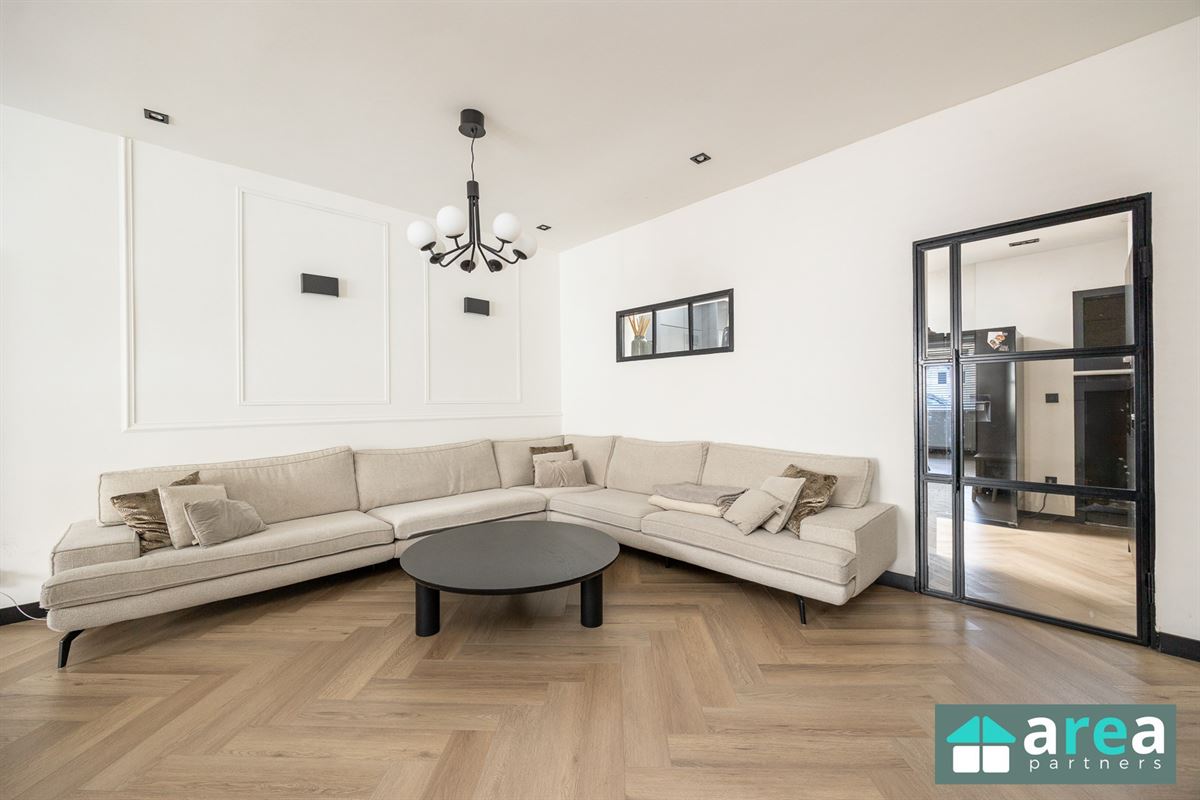 IN OPTIE! - Gerenoveerde woning met 2slpk en stadskoer!