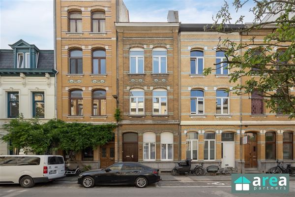 RUIME CHARMANTE BURGERWONING IN DOODLOPENDE STRAAT