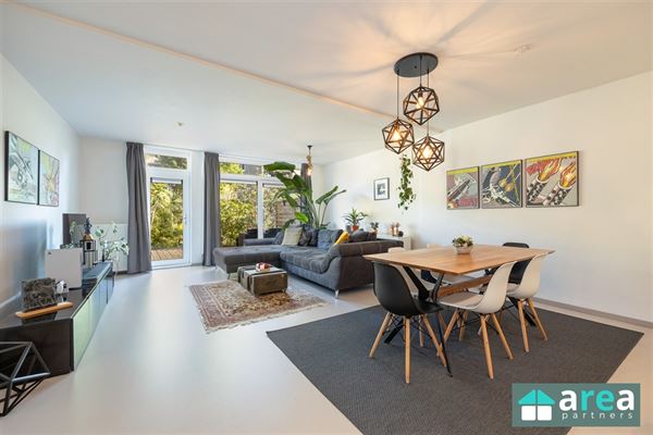 VERKOCHT! - Trendy gelijkvloers met prachtige tuin!