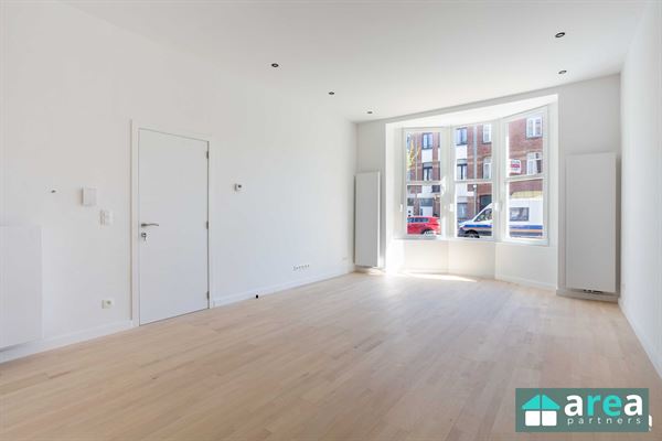 VERHUURD! - Totaal gerenoveerd 2slpk appartement met koer in top buurt!