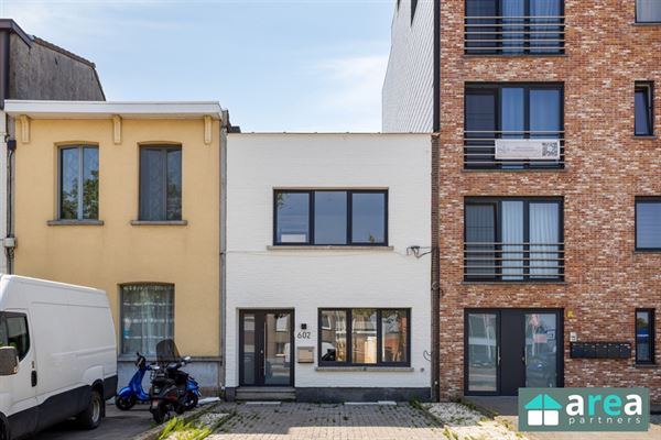 VOLLEDIG GERENOVEERDE WONING MET 2SLPK + TUIN